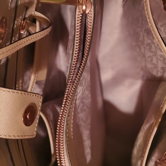 Michael Kors Cynthia‎ Medium Saffiano Leather Satchel with Shoulder Strap - Picture 11 of 16